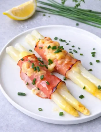 Spargel überbacken mit Schinken und Käse auf Teller – Spargel Schinkenrollen aus dem Backofen