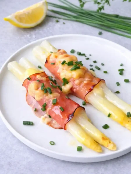 Spargel überbacken mit Schinken und Käse auf Teller – Spargel Schinkenrollen aus dem Backofen
