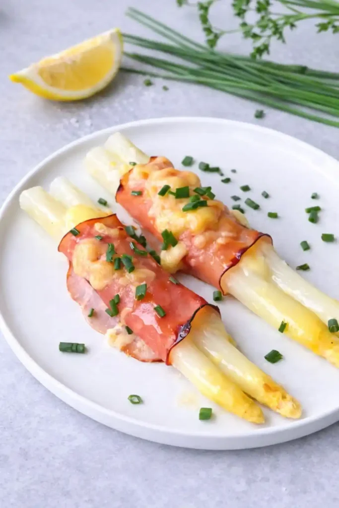Spargel überbacken mit Schinken und Käse auf Teller – Spargel Schinkenrollen aus dem Backofen