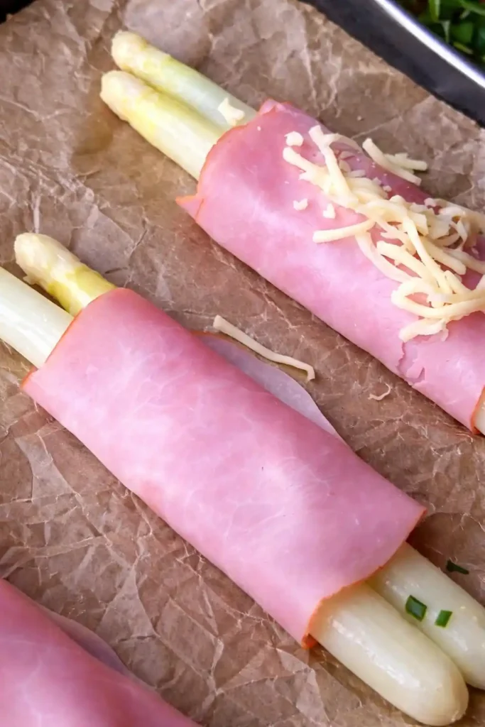 Spargel mit Schinken umwickelt – Spargel Schinkenröllchen mit Käse vor dem Backen