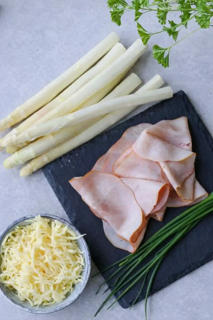 Zutaten für Spargel überbacken mit Schinken und Käse – weißer Spargel, Kochschinken und geriebener Käse
