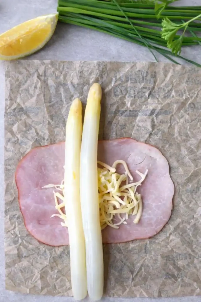 Spargel in Schinken eingerollt mit Käse – Vorbereitung für Spargel Schinkenrollen im Backofen