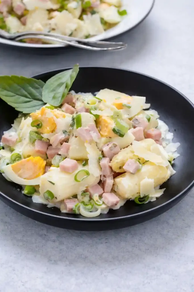 Spargelsalat mit Ei und Schinken auf Teller – cremiger Spargel Salat mit Ei nach Omas klassischem Rezept