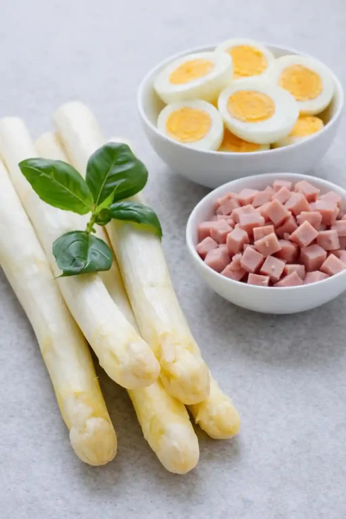 Zutaten für Spargelsalat mit Ei und Schinken – weißer Spargel, Eier und Kochschinken für Omas Rezept