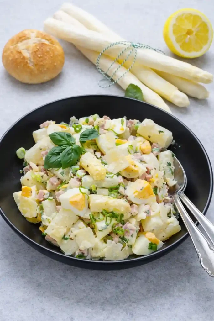 Spargelsalat mit Ei und Schinken im Teller – klassischer Spargel Salat mit Ei nach Omas Rezept