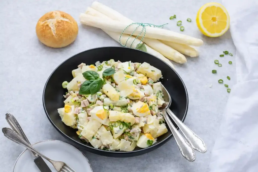Spargelsalat mit Ei und Schinken auf Teller – klassischer Spargel Salat mit Ei nach Omas Rezept
