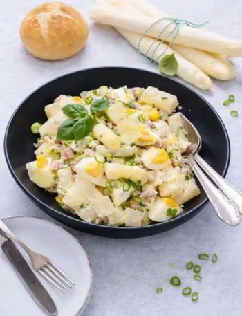 Spargelsalat mit Ei und Schinken auf Teller – klassischer Spargel Salat mit Ei nach Omas Rezept