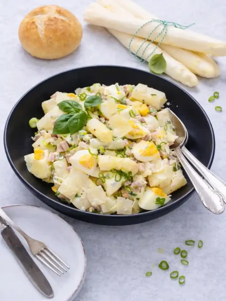 Spargelsalat mit Ei und Schinken auf Teller – klassischer Spargel Salat mit Ei nach Omas Rezept