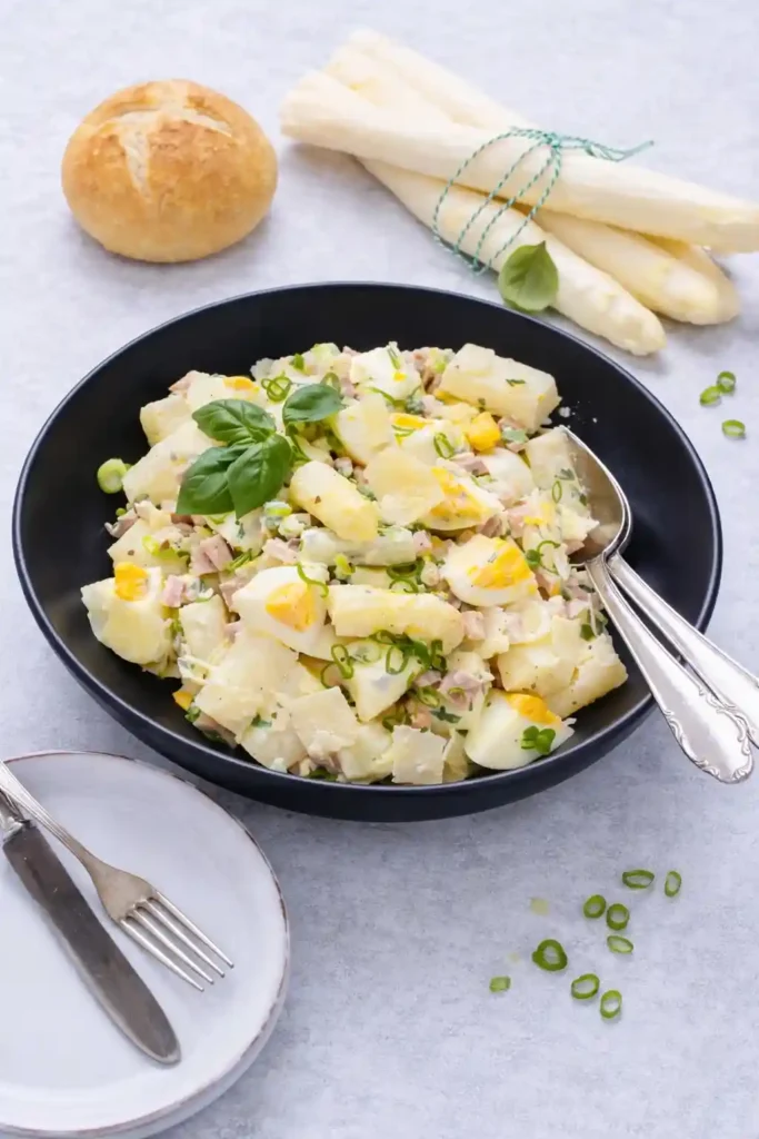 Spargelsalat mit Ei und Schinken auf Teller – klassischer Spargel Salat mit Ei nach Omas Rezept