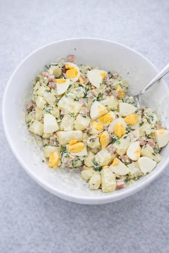Spargelsalat mit Ei und Schinken in Schüssel – cremiger Spargel Salat mit Ei nach Omas Rezept