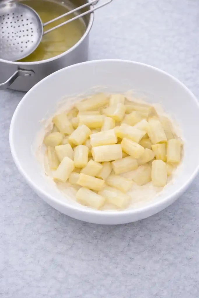 Gekochter Spargel für Spargelsalat mit Ei und Schinken in Schüssel – Basis für klassischen Spargel Salat mit Ei