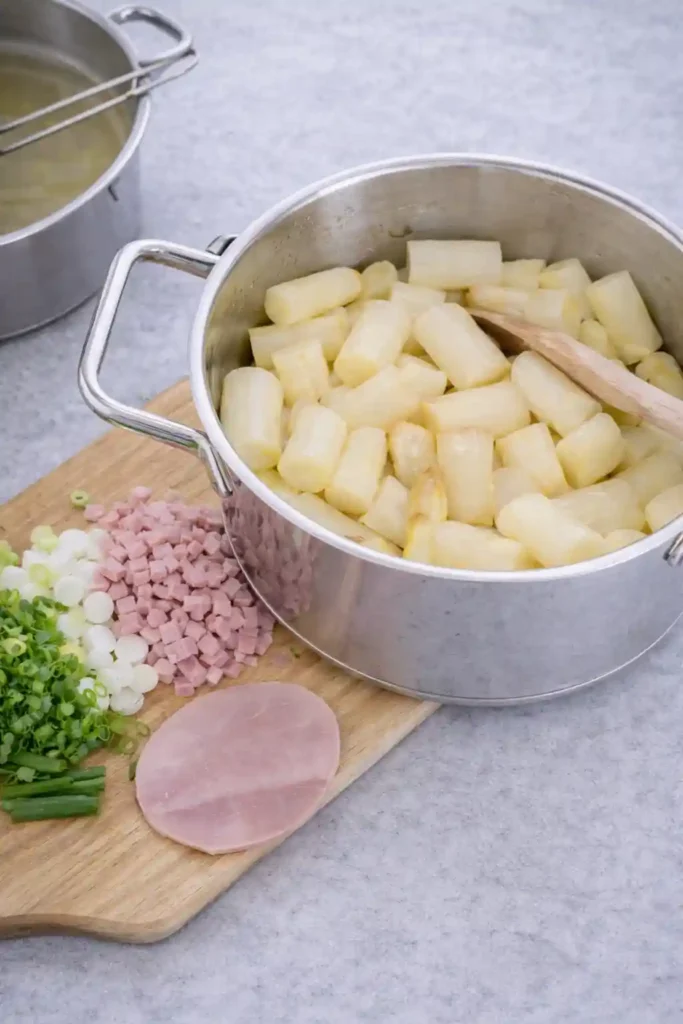 Spargel kochen für Spargelsalat mit Ei und Schinken – weißer Spargel im Topf für Omas Rezept
