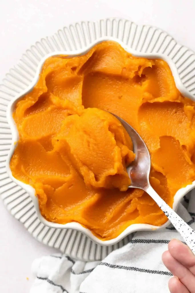 Cremiges Süßkartoffelpüree Rezept wie bei Oma in einer Schale mit Löffel, fein püriert und samtig, ideal zum Süßkartoffelpüree kochen oder im Backofen