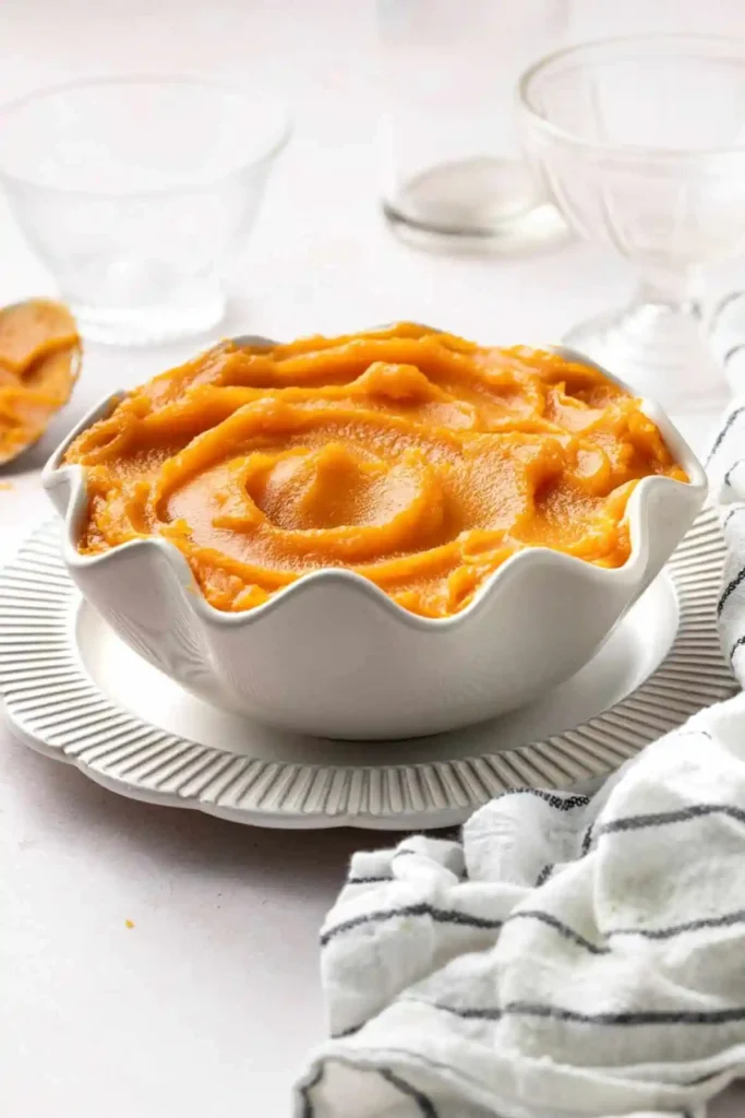 Cremiges Süßkartoffelpüree Rezept wie bei Oma in einer Schüssel angerichtet, fein püriert und besonders samtig, ideal zum Süßkartoffelpüree kochen oder im Backofen