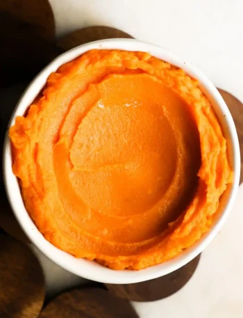 Cremiges Süßkartoffelpüree Rezept wie bei Oma in einer Schüssel, fein püriert und samtig glatt, perfekt zum Kochen oder als Süßkartoffelpüree im Backofen