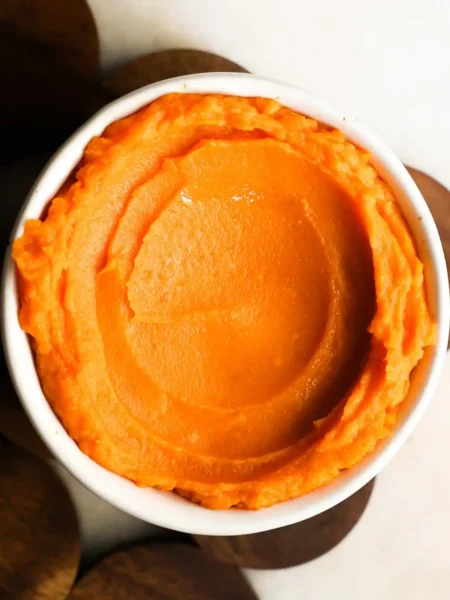 Cremiges Süßkartoffelpüree Rezept wie bei Oma in einer Schüssel, fein püriert und samtig glatt, perfekt zum Kochen oder als Süßkartoffelpüree im Backofen