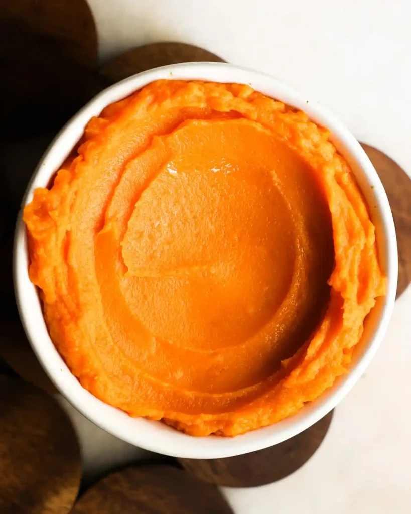 Cremiges Süßkartoffelpüree Rezept wie bei Oma in einer Schüssel, fein püriert und samtig glatt, perfekt zum Kochen oder als Süßkartoffelpüree im Backofen