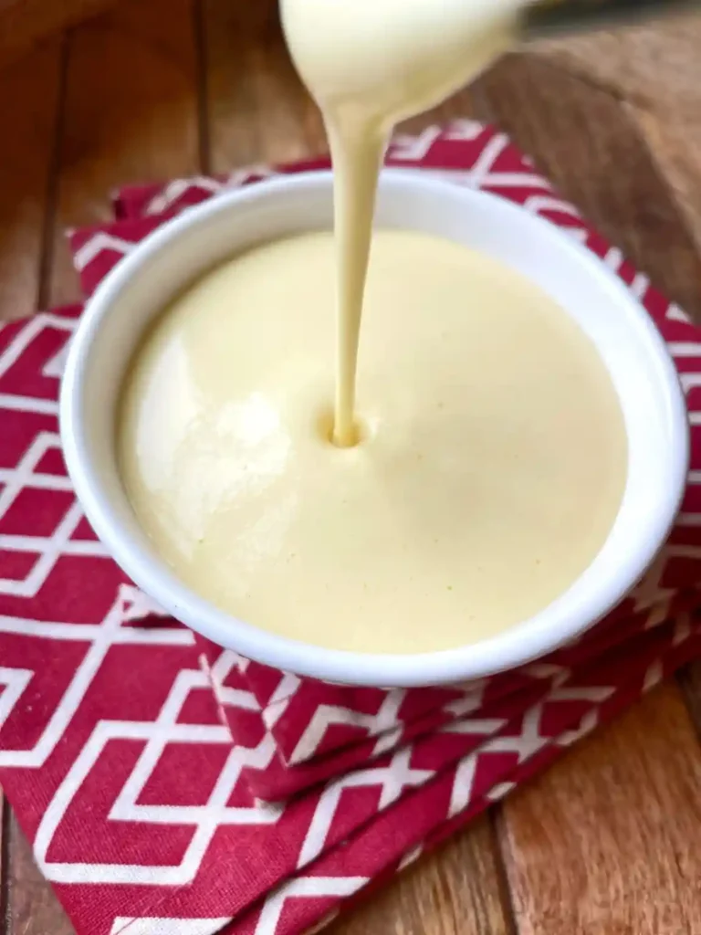 Cremige Vanillesoße Rezept – selbstgemachte Vanillesoße wird in eine Schale gegossen