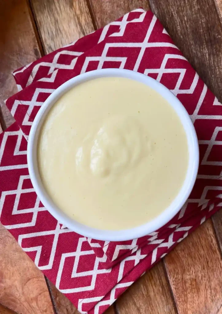 Vanillesoße Rezept – cremige selbstgemachte Vanillesoße im Schälchen