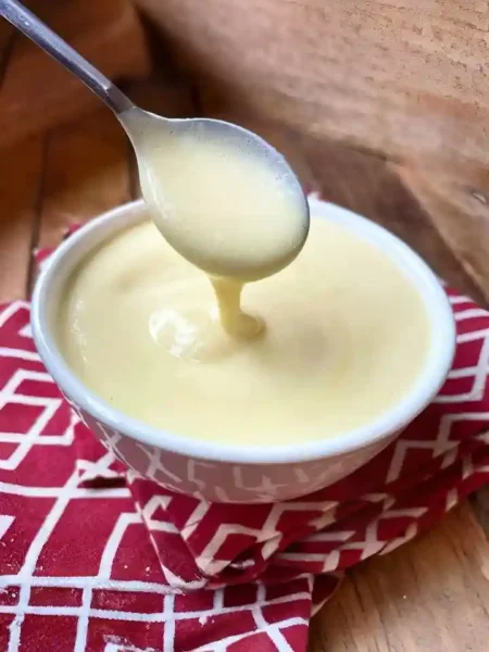 Vanillesoße Rezept – cremige Vanillesoße selber machen für Desserts