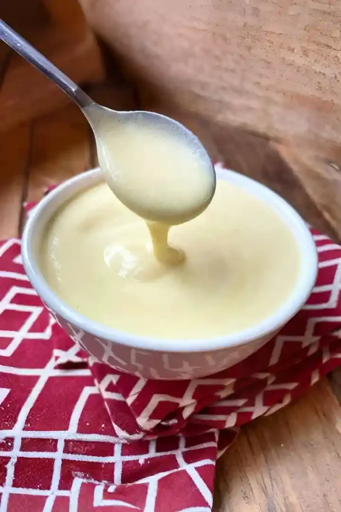 Vanillesoße Rezept – cremige Vanillesoße selber machen für Desserts