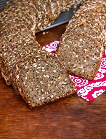 Saftiges Vollkornbrot selber backen mit Trockenhefe – frisch geschnittenes Vollkornbrot mit Körnern und Samen