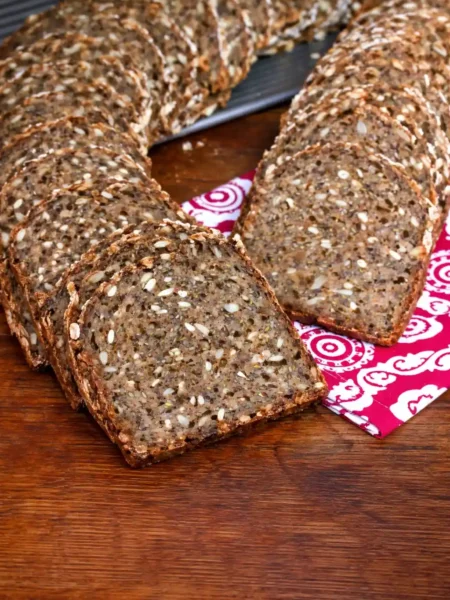 Saftiges Vollkornbrot selber backen mit Trockenhefe – frisch geschnittenes Vollkornbrot mit Körnern und Samen