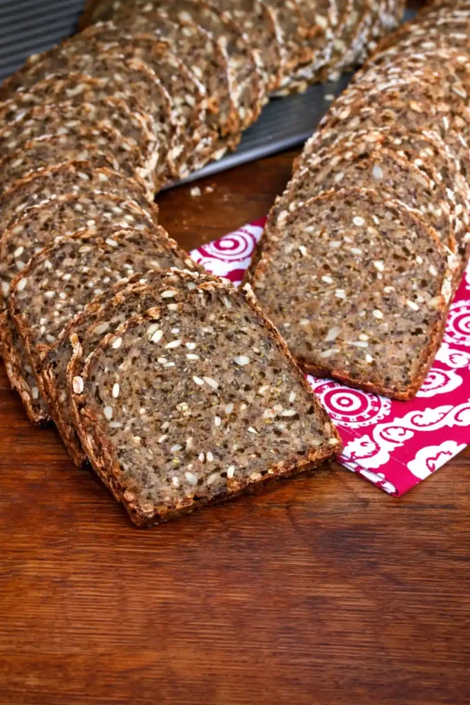 Saftiges Vollkornbrot selber backen mit Trockenhefe – frisch geschnittenes Vollkornbrot mit Körnern und Samen