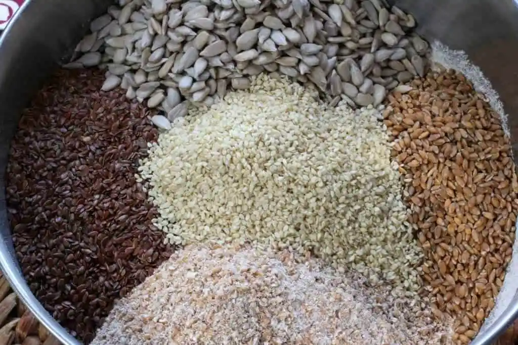Zutaten für Vollkornbrot selber backen mit Trockenhefe – Vollkornmehl, Leinsamen, Sonnenblumenkerne und Sesam