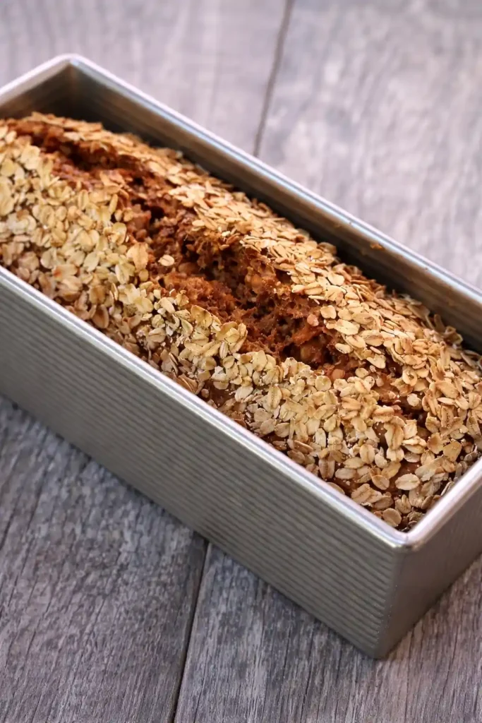 Frisch gebackenes Vollkornbrot mit Trockenhefe in Kastenform – saftiges Vollkornbrot mit Haferflockenkruste