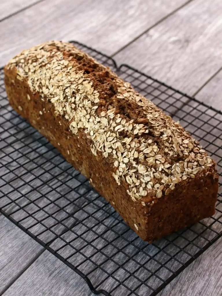 Frisch gebackenes Vollkornbrot mit Trockenhefe auf Gitter – saftiges Vollkornbrot mit Körnern und Haferflocken