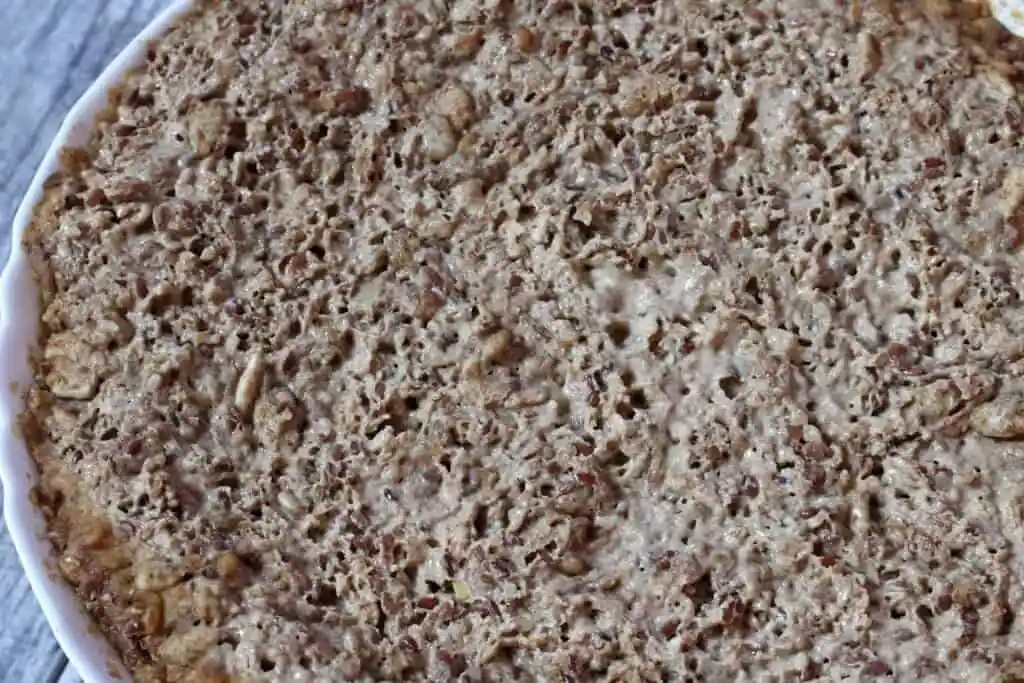 Gehender Vollkornbrot Teig mit Trockenhefe – saftiges Vollkornbrot vorbereiten mit Körnern und Vollkornmehl