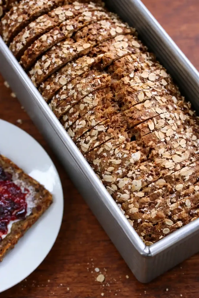 Saftiges Vollkornbrot mit Trockenhefe in Scheiben geschnitten – Vollkornbrot selber backen mit Körnern