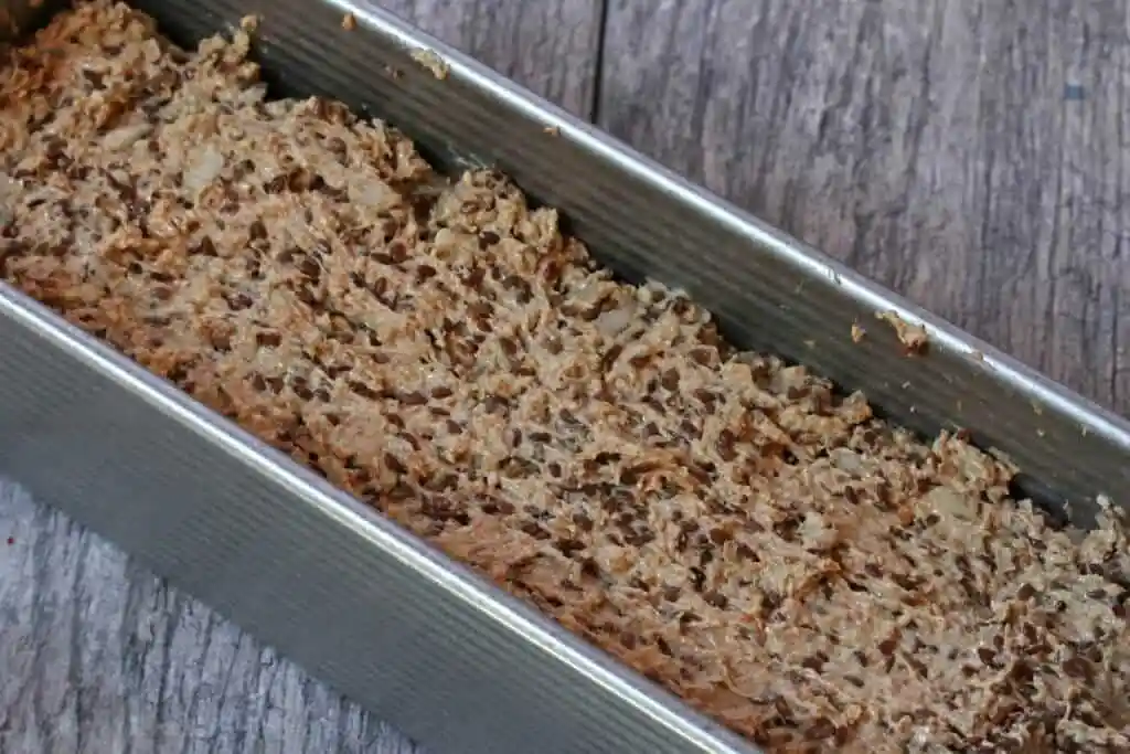 Vollkornbrot Teig in Kastenform vor dem Backen – saftiges Vollkornbrot mit Trockenhefe und Körnern