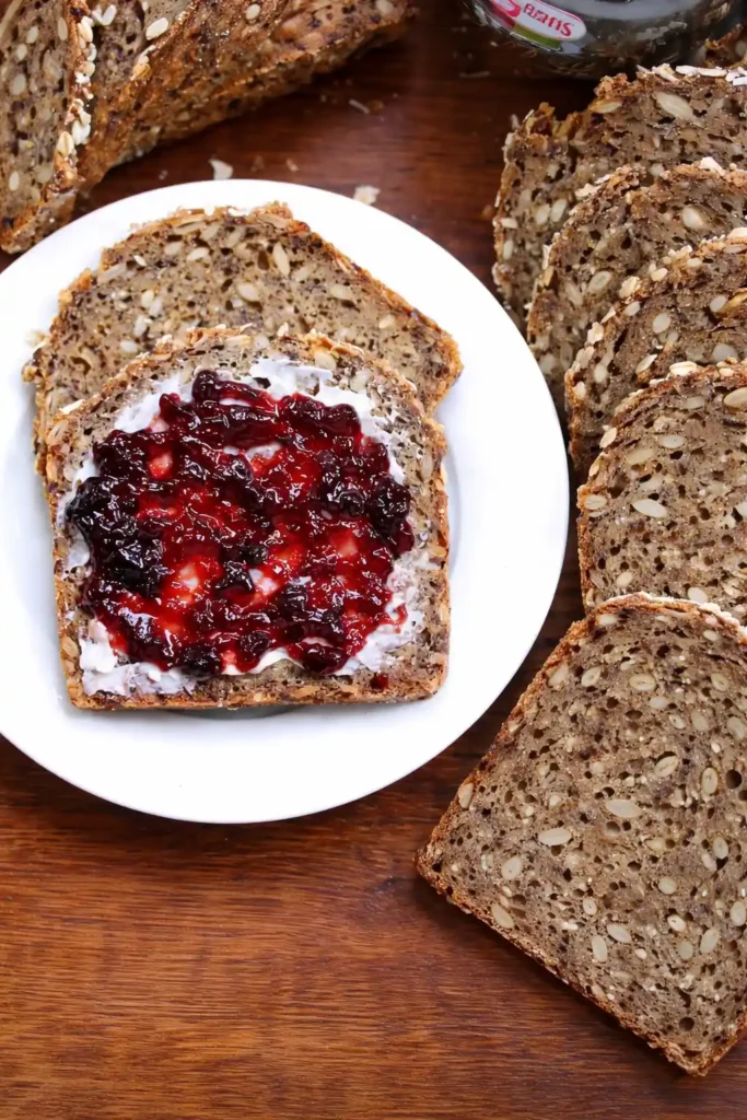 Vollkornbrot mit Trockenhefe selber backen – saftiges Vollkornbrot mit Körnern und Marmelade
