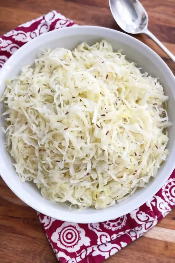 Weißkrautsalat Rezept – klassischer Krautsalat selber machen mit Kümmel im weißen Teller