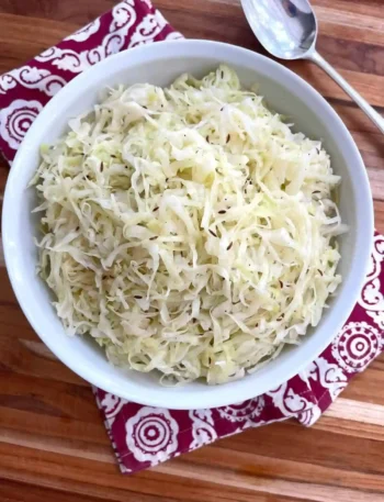 Weißkrautsalat Rezept – klassischer Krautsalat aus Weißkohl mit Kümmel, frisch und knackig serviert
