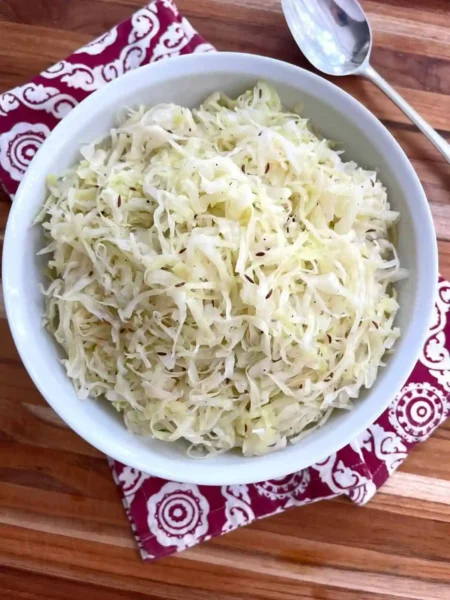 Weißkrautsalat Rezept – klassischer Krautsalat aus Weißkohl mit Kümmel, frisch und knackig serviert