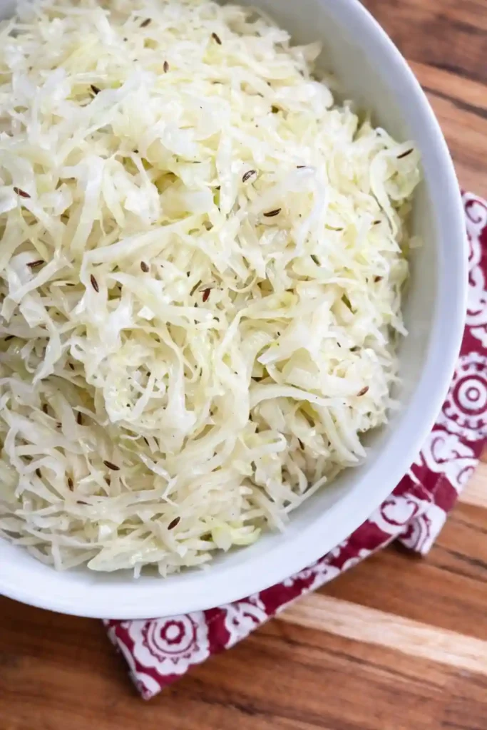 Weißkrautsalat Rezept – klassischer Krautsalat aus fein geschnittenem Weißkohl mit Kümmel