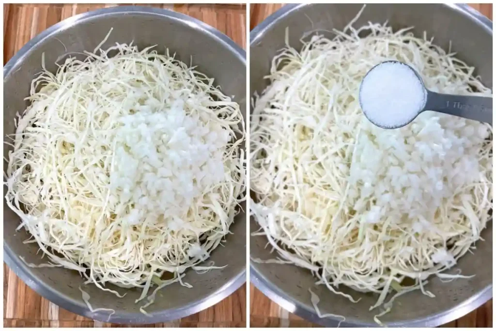 Zwiebeln und Salz zum Weißkohl geben für Weißkrautsalat Rezept – Vorbereitung für klassischen Krautsalat