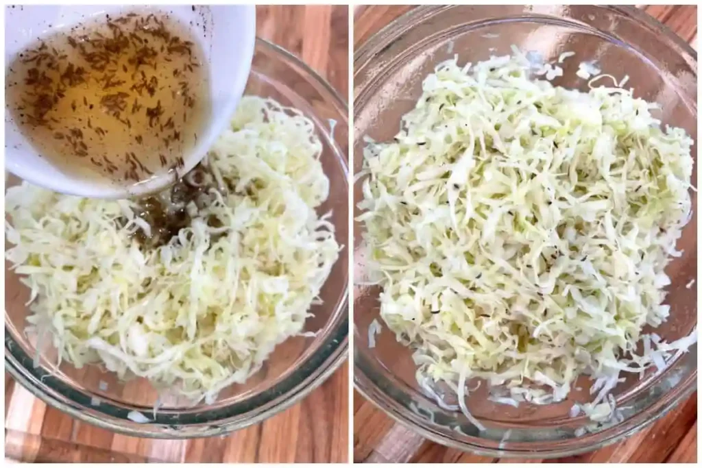 Essig Öl Marinade über Weißkohl gießen für Weißkrautsalat Rezept – klassischer Krautsalat wird gemischt