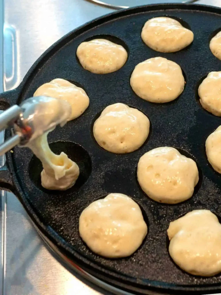 Poffertjes Teig in die Poffertjes-Pfanne füllen für holländische Poffertjes nach original Rezept