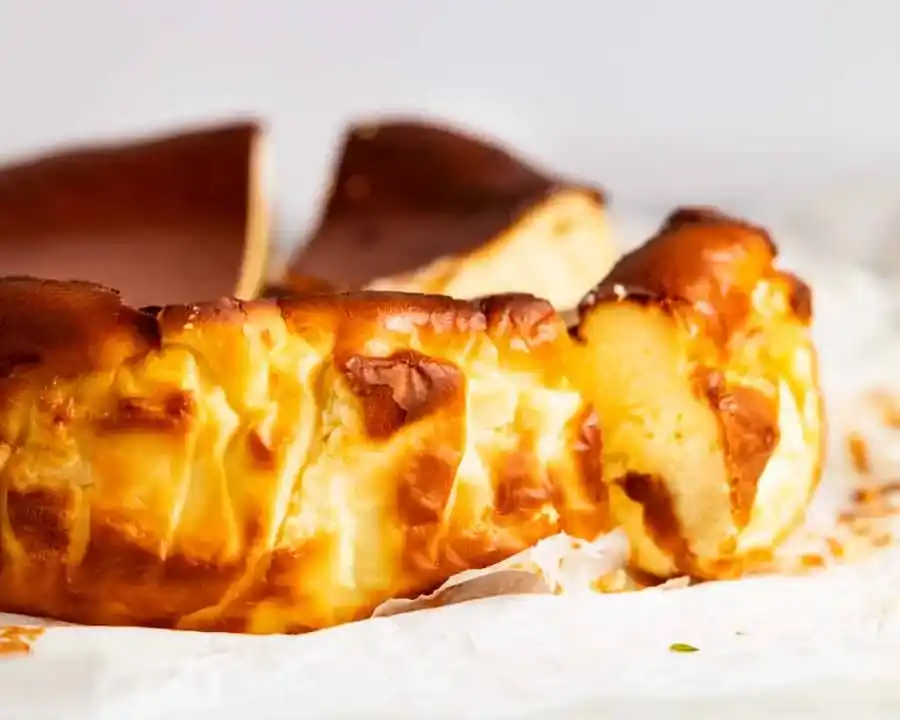 Seitenansicht von baskischer Käsekuchen original Rezept mit karamellisierten Rändern wie ein echter San Sebastian Cheesecake