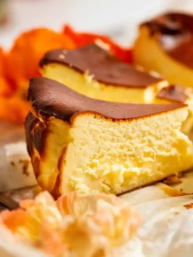 Baskischer Käsekuchen original Rezept als cremiger San Sebastian Cheesecake mit dunkler Oberfläche und zarter Mitte