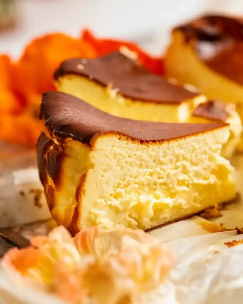 Baskischer Käsekuchen original Rezept als cremiger San Sebastian Cheesecake mit dunkler Oberfläche und zarter Mitte