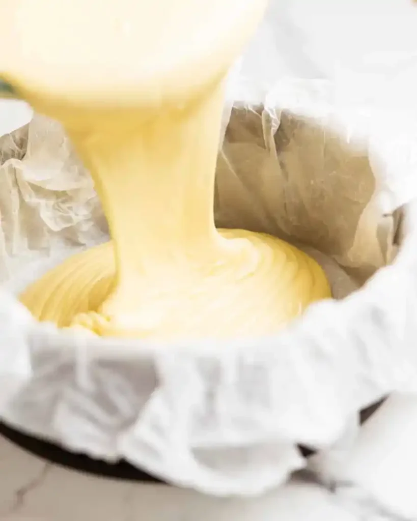 Käsemasse in die Springform füllen für baskischer Käsekuchen original Rezept und cremigen San Sebastian Cheesecake