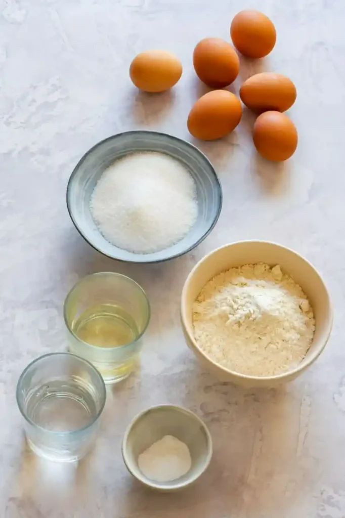 Zutaten für Biskuitboden Rezept – Eier, Zucker, Mehl, Öl und Wasser für Grundrezept Biskuitboden