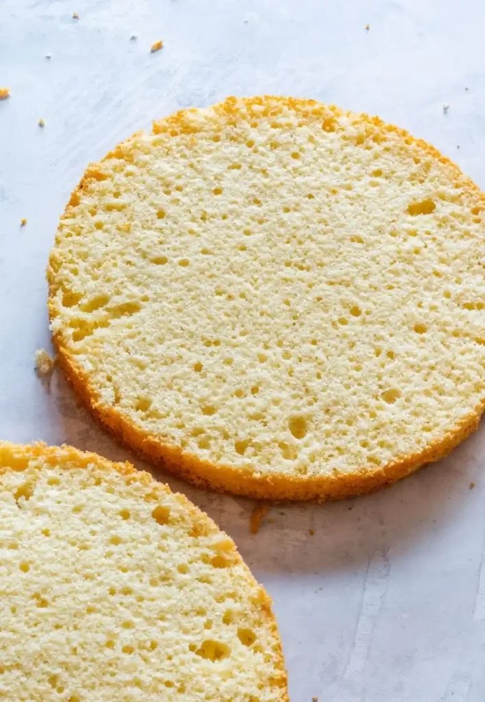 Biskuitboden Rezept in dünne Schichten geschnitten – luftiger Biskuitboden für Torten und Obstkuchen