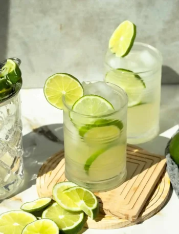 Caipirinha alkoholfrei im Glas mit Limetten und Eis als frischer Virgin Caipirinha ohne Alkohol