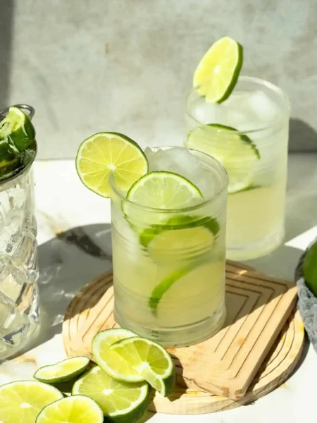 Caipirinha alkoholfrei im Glas mit Limetten und Eis als frischer Virgin Caipirinha ohne Alkohol